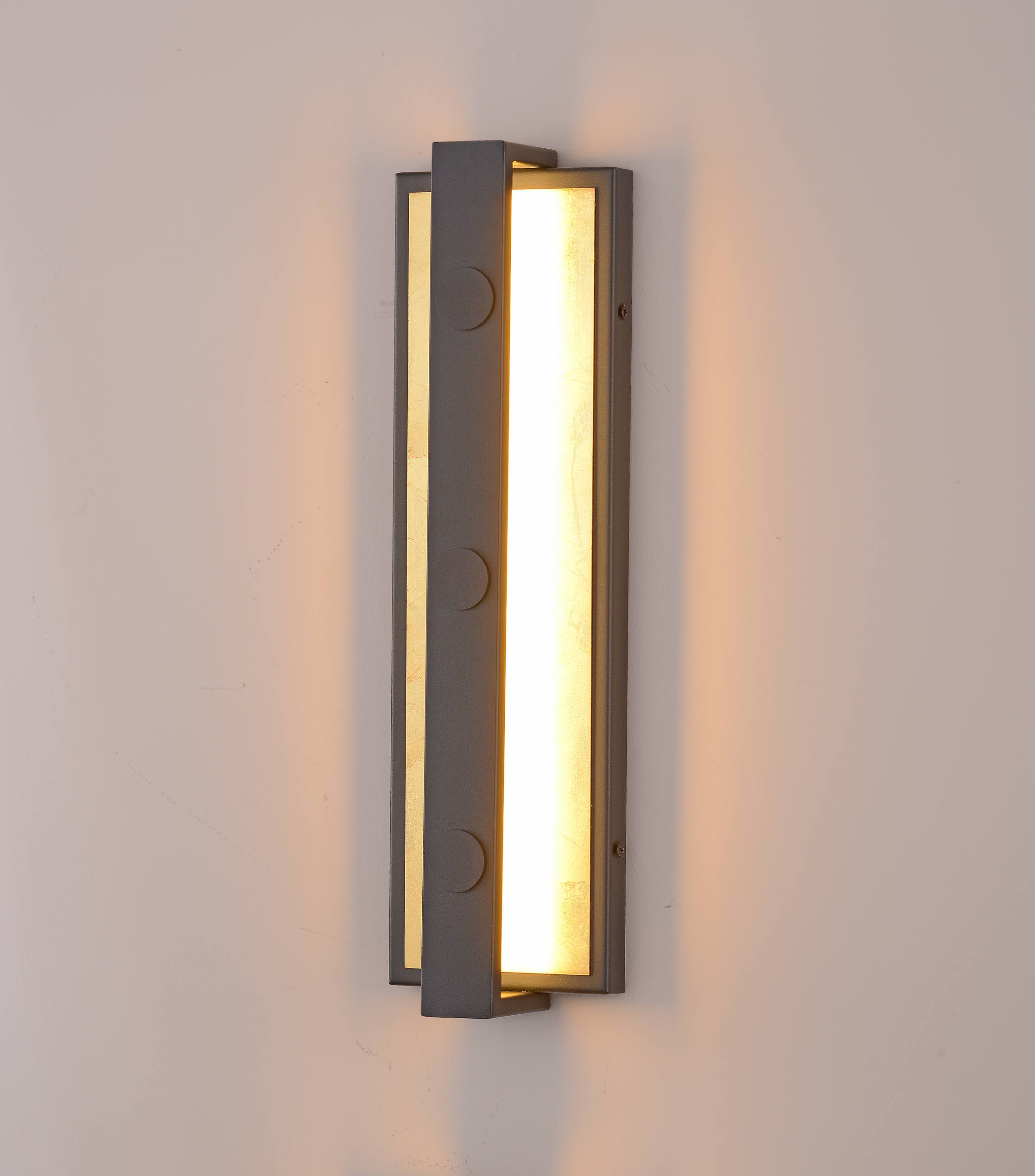 Applic vertical de perete din metal cu folie de aur